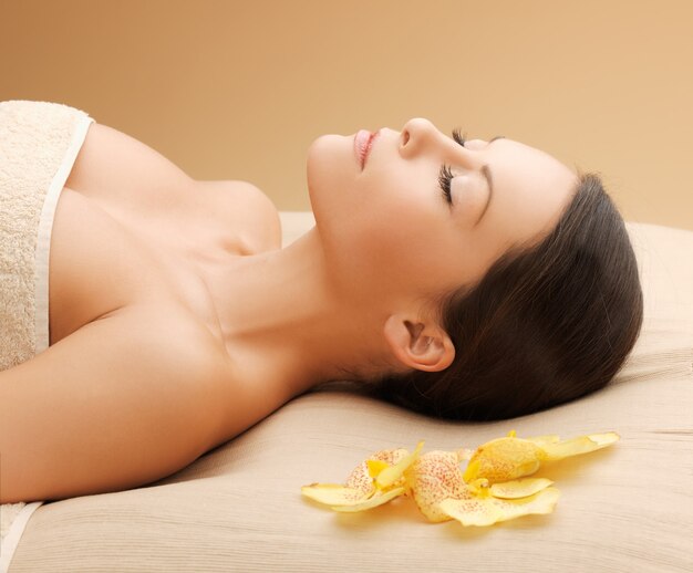 photo de femme dans un salon spa allongée sur le bureau de massage