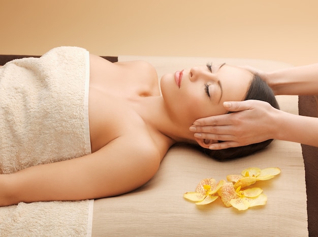 photo de femme dans un salon spa allongée sur le bureau de massage