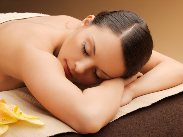 photo de femme dans un salon spa allongée sur le bureau de massage