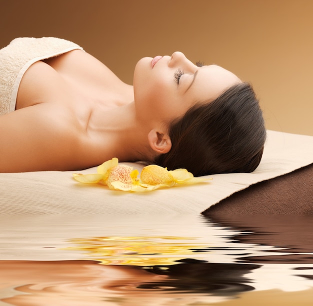 photo de femme dans un salon spa allongée sur le bureau de massage