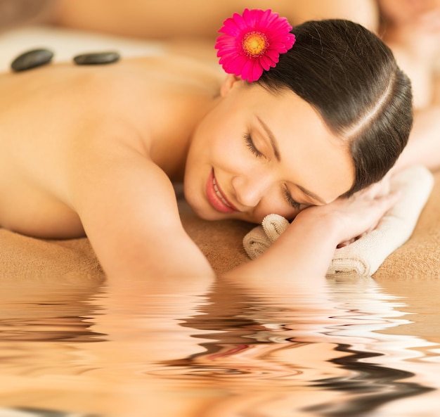 photo de femme dans un salon spa avec pierres chaudes