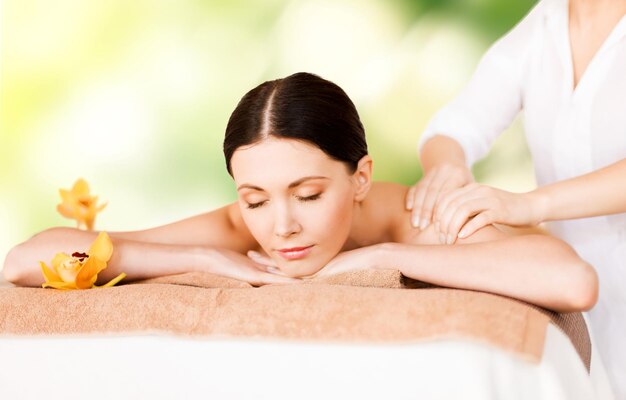 photo d'une femme dans un salon de spa se faisant masser