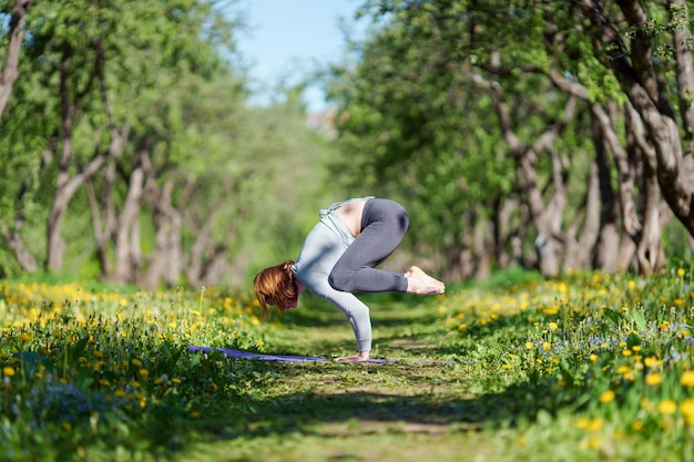 Photo de femme debout dans les bras en yoga à bois par jour