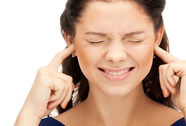 photo de femme avec des doigts dans les oreilles