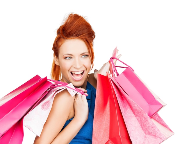 photo de femme drôle avec des sacs à provisions.