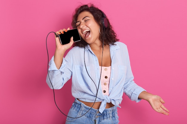 Photo de femme écoutant de la musique sur des écouteurs