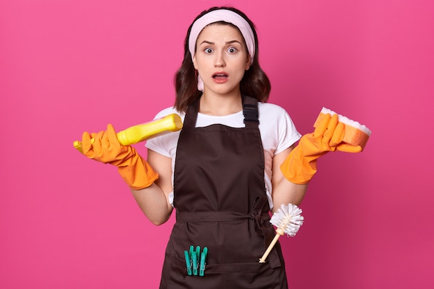 Photo d'une femme émerveillée, fait les tâches ménagères