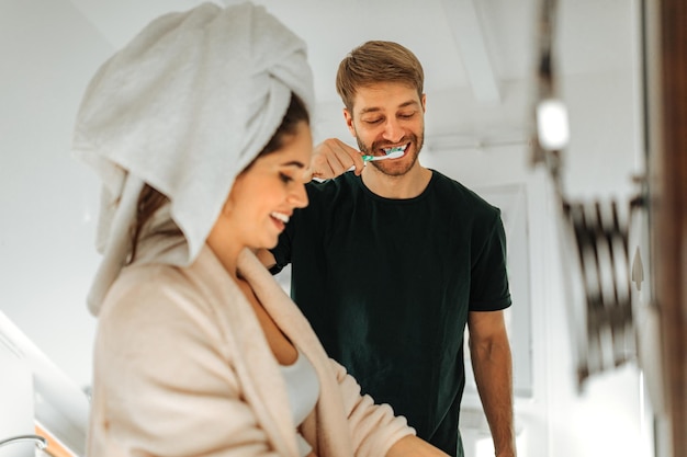 Photo d'une femme enceinte se brossant les dents à la maison