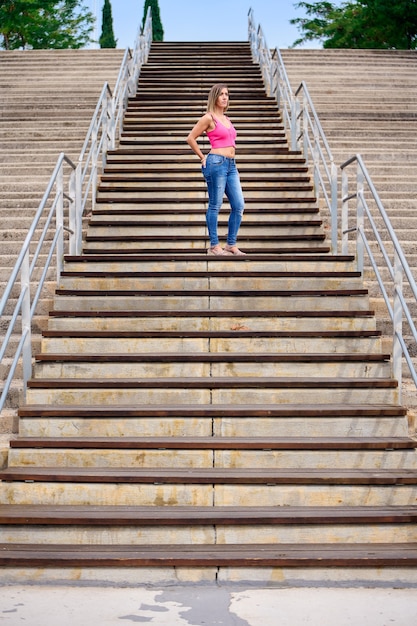 photo d'une femme espagnole debout dans les escaliers