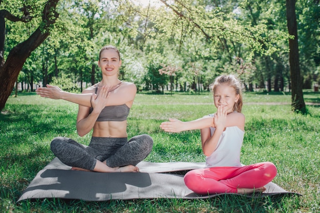 Une photo d'une femme est assise à l'arrière avec sa fille assise à l'avant.