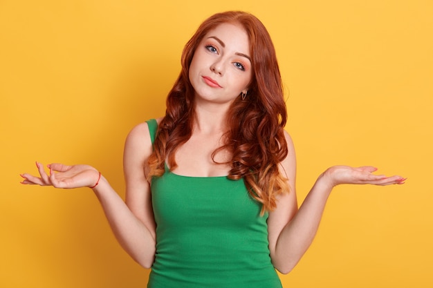 Photo d'une femme européenne douteuse face à un dilemme