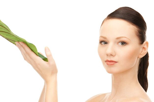 photo de femme avec une feuille verte sur blanc