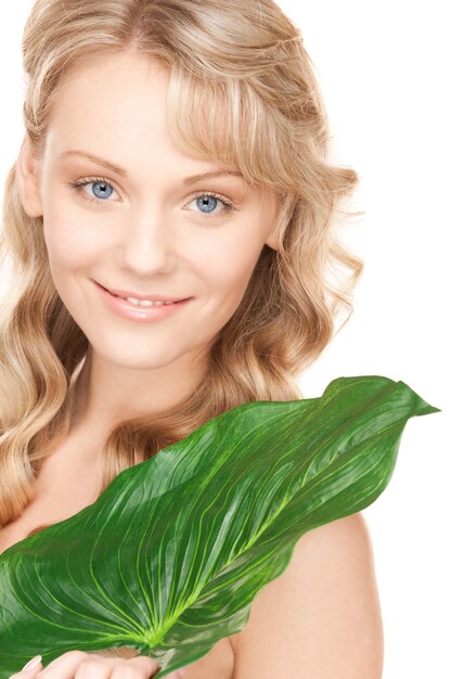 photo de femme avec une feuille verte sur blanc