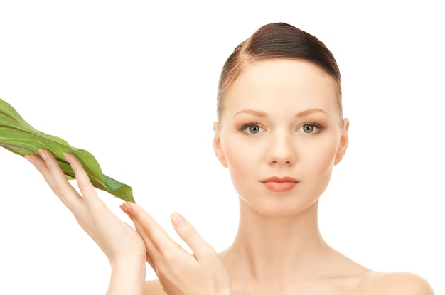 photo de femme avec une feuille verte sur blanc