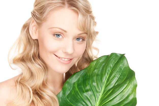 photo de femme avec une feuille verte sur blanc