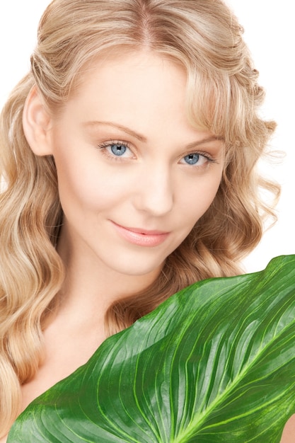 photo de femme avec une feuille verte sur blanc