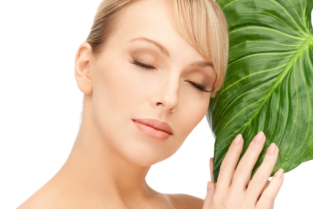 photo de femme avec une feuille verte sur blanc