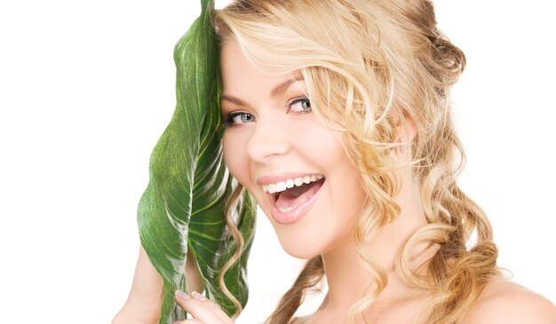 photo de femme avec feuille verte sur blanc