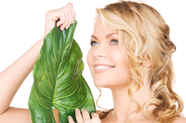 photo de femme avec feuille verte sur blanc