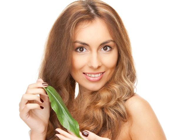 photo de femme avec une feuille verte sur blanc