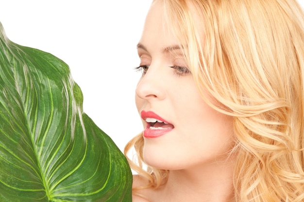 photo de femme avec une feuille verte sur blanc