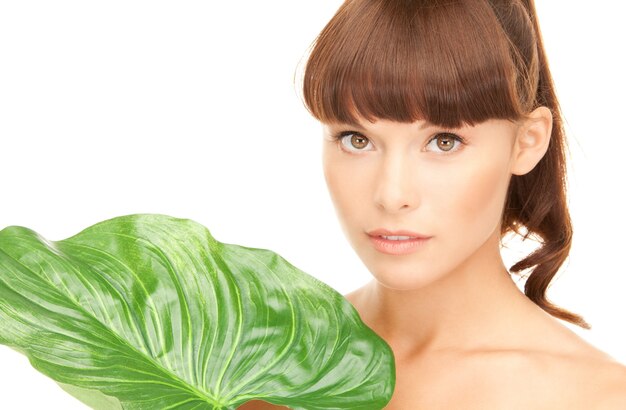 photo de femme avec une feuille verte sur blanc