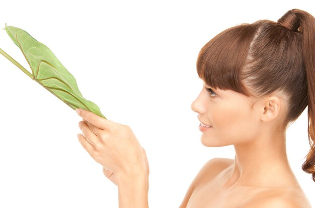 photo de femme avec une feuille verte sur blanc