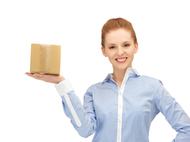 photo de femme heureuse avec boîte en carton