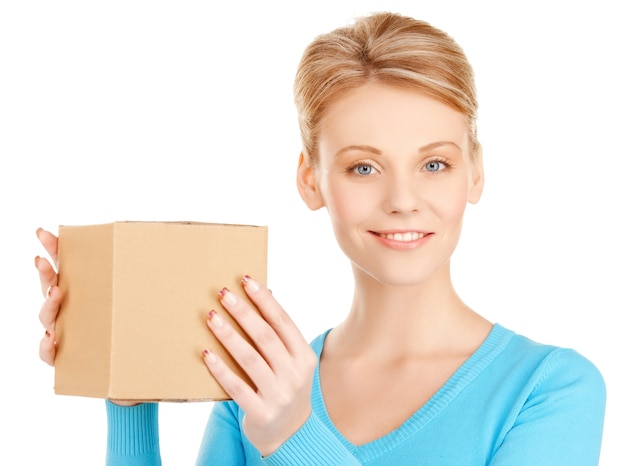 photo de femme heureuse avec boîte en carton