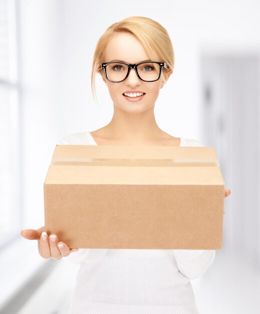 photo de femme heureuse avec boîte en carton