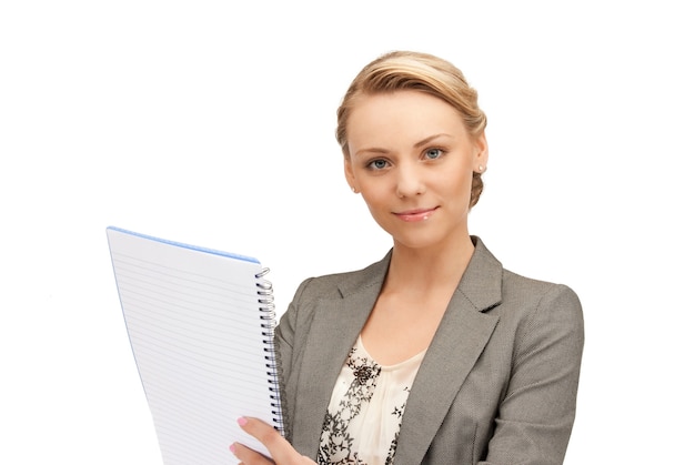 photo d'une femme heureuse avec un grand bloc-notes