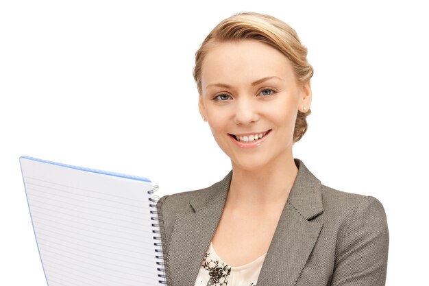 photo d'une femme heureuse avec un grand bloc-notes