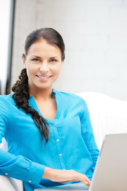 photo d'une femme heureuse avec un ordinateur portable