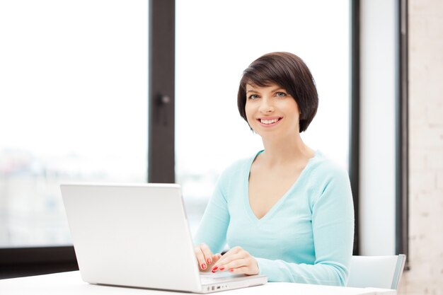 photo d'une femme heureuse avec un ordinateur portable