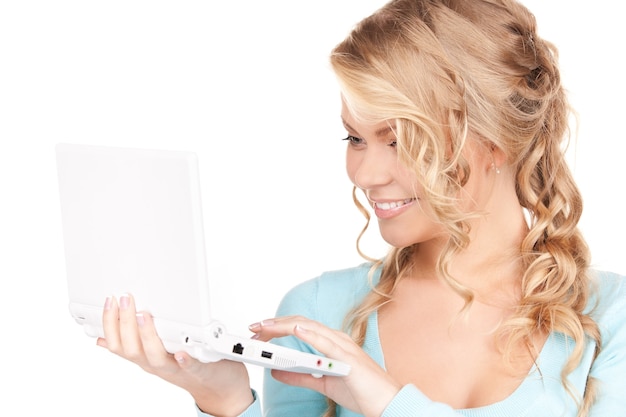 photo d'une femme heureuse avec un ordinateur portable