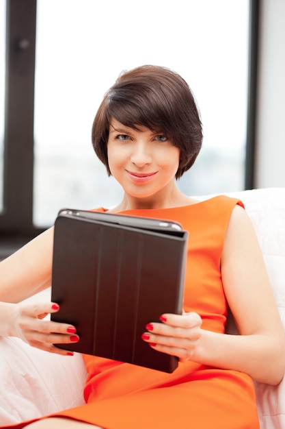 Photo d'une femme heureuse avec un ordinateur tablet pc