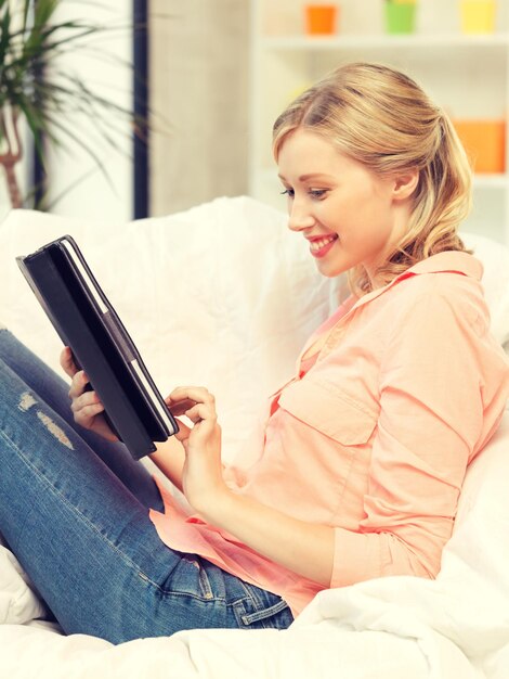 Photo d'une femme heureuse avec un ordinateur tablet pc