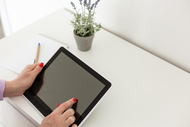 Photo d'une femme heureuse avec un ordinateur tablet pc