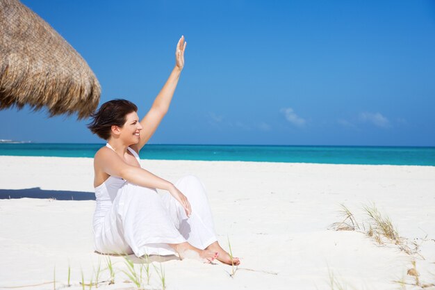 photo de femme heureuse sur la plage