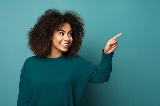 une photo d'une femme heureuse pointant vers la gauche