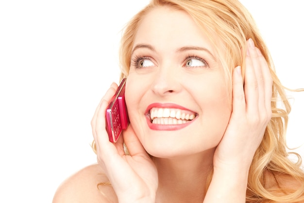 photo d'une femme heureuse avec un téléphone portable