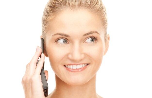 photo d'une femme heureuse avec un téléphone portable