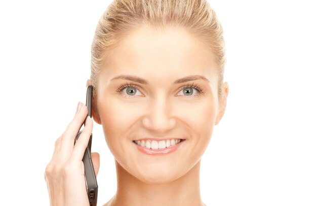 photo d'une femme heureuse avec un téléphone portable