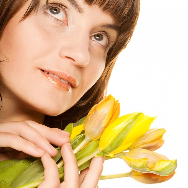 Photo de femme heureuse avec des tulipes jaunes sur blanc