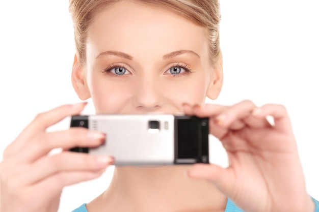 photo d'une femme heureuse utilisant l'appareil photo du téléphone