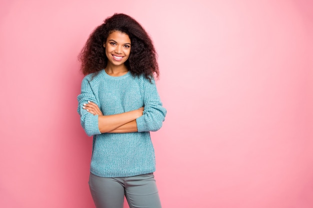 Photo de femme intelligente fiable avec les bras croisés en pantalon gris debout près de l'espace vide souriant mur de couleur pastel à pleines dents isolé