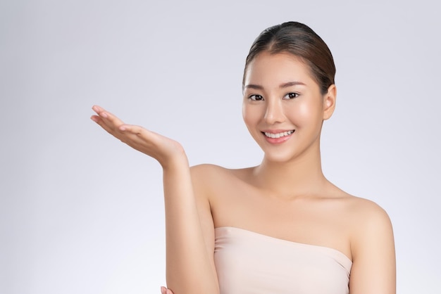 Photo d'une femme magnifique dans un concept d'espace vide pour les produits de soins de beauté