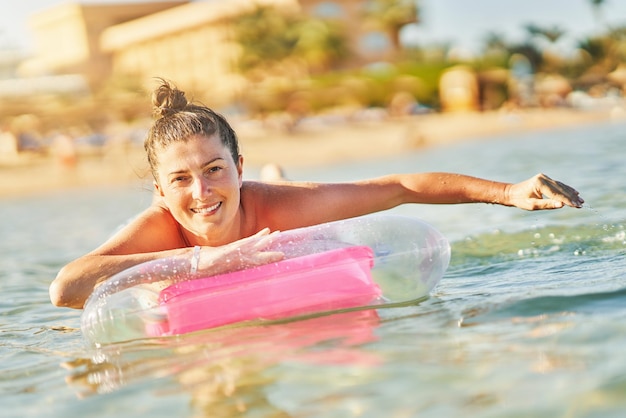 Photo de femme sur matelas en Mer Rouge Egypte