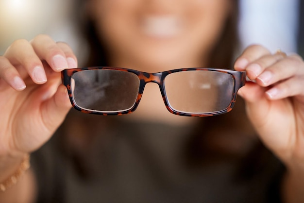 Photo d'une femme méconnaissable tenant une nouvelle paire de lunettes au travail