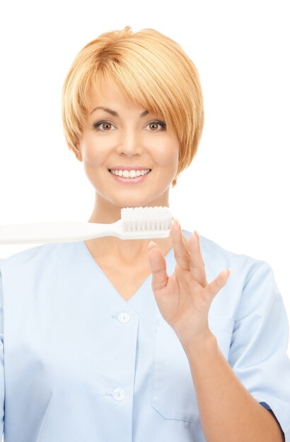 photo d'une femme médecin séduisante avec une brosse à dents